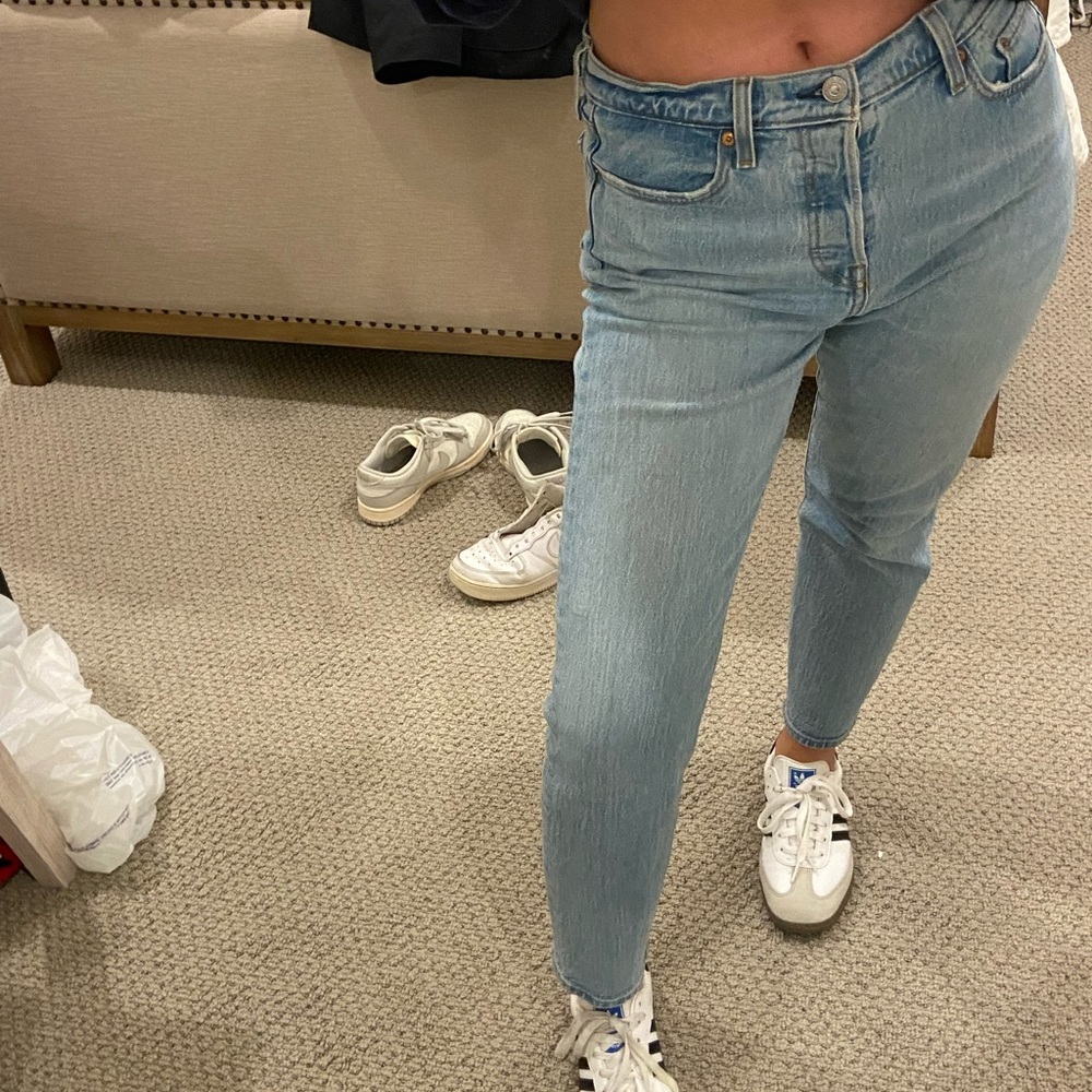 LEVIS WEDGIE STRAIGHT LIGHTWASH - Picture 3 of 4